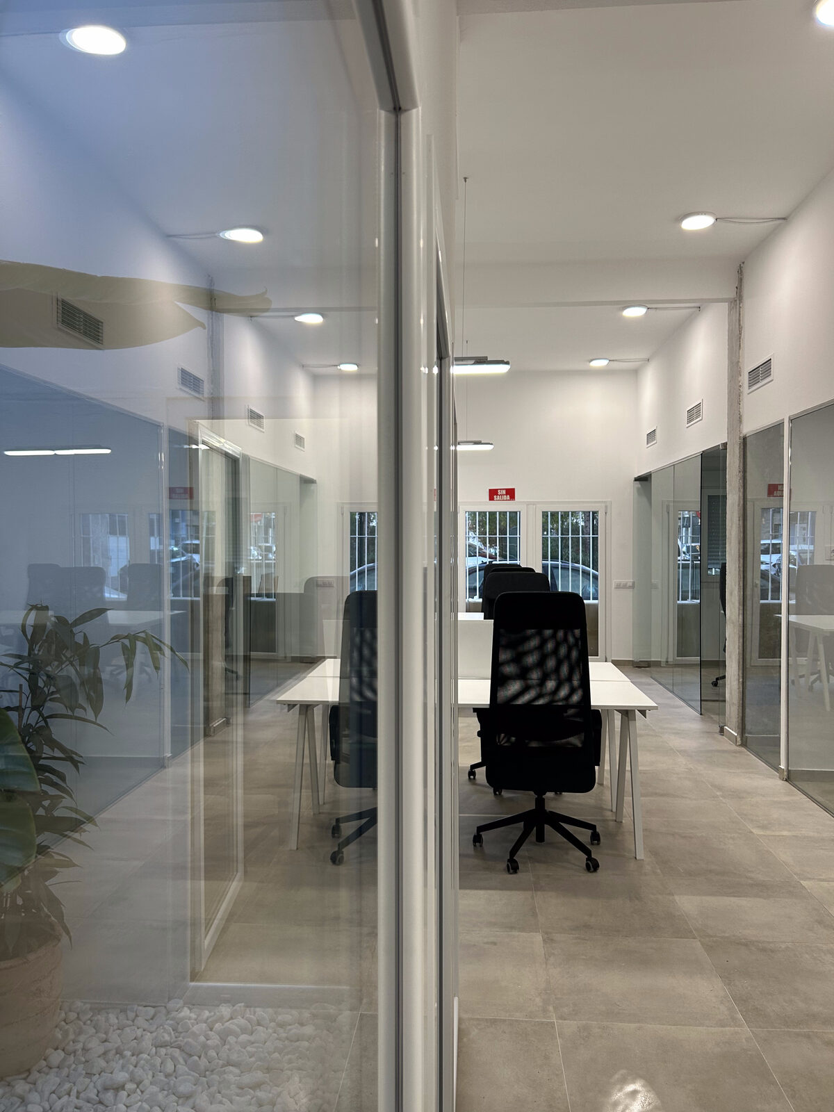 Sala de trabajo con mesas compartidas