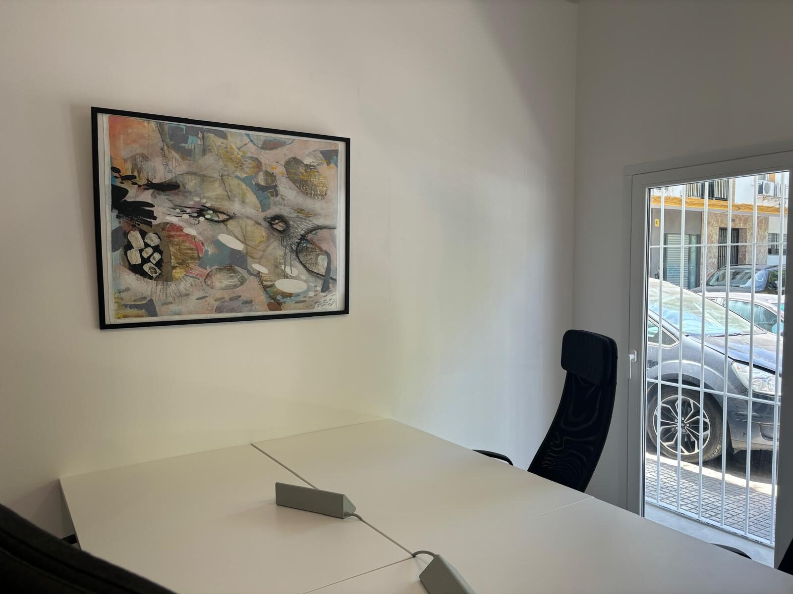 Sala de reuniones con arte y luz natural